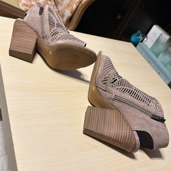 VINCE CAMUTO VC-KIMORA TRUE SUEDE SLINBACK CUTOUT SHIELD SANDALS HEEL main image 2